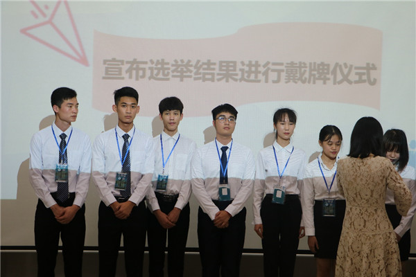 6、给新一届委员戴牌.jpg