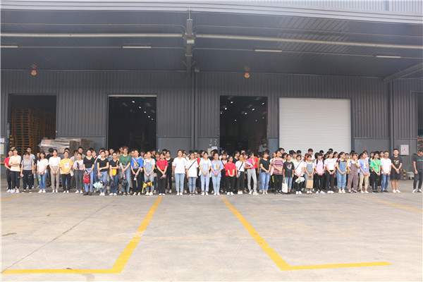 2、全体学生抵达苏宁易购物流基地.jpg