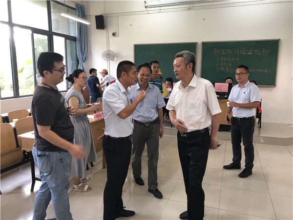 4、文旭光副校长到交通学院迎新大本营指导工作.jpg