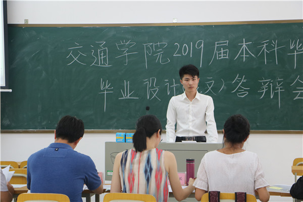4、2019届毕业生进行毕业设计(论文)答辩.jpg