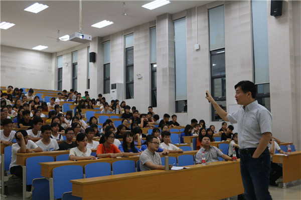 2、讲座现场.jpg