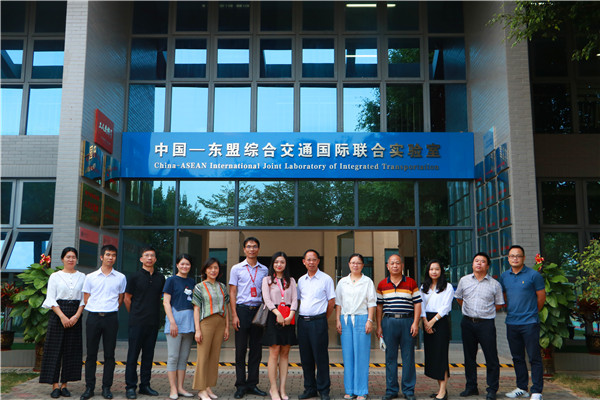 6、交通学院教师与京东一行合影留念.jpg