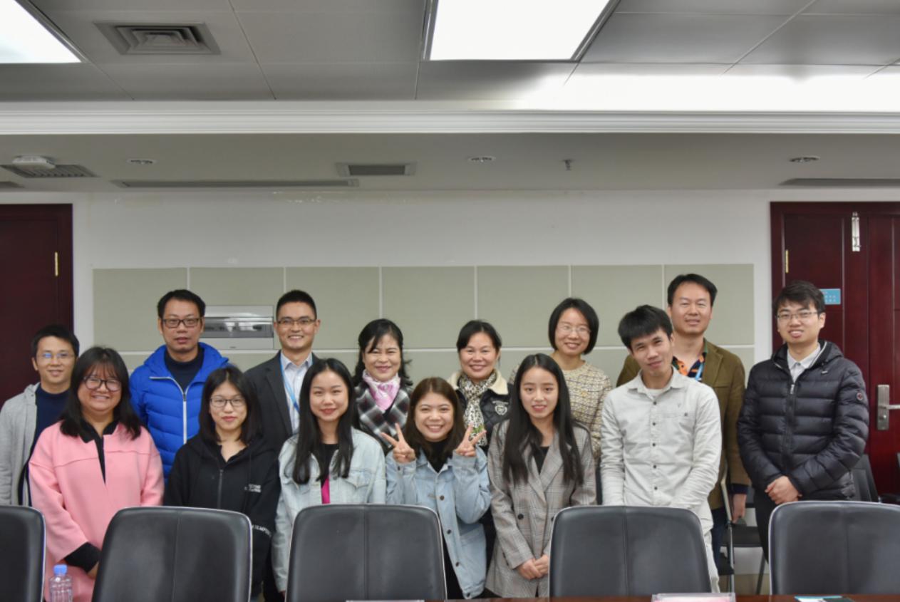 说明: 企业导师、学校导师和学生们合影