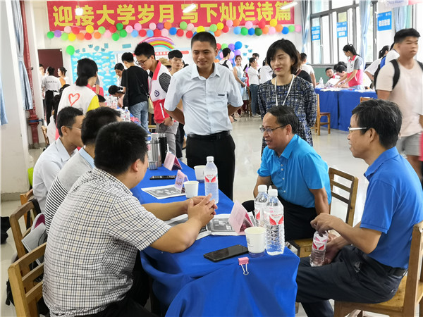3、陈雄章副校长到交通学院迎新大本营指导工作.jpg