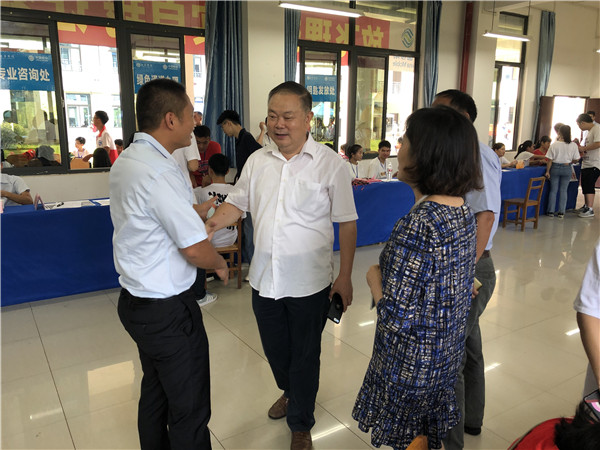 1、赖每校长到交通学院迎新大本营指导工作.jpg