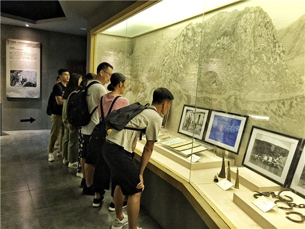 图3:项目组成员学习铁路相关知识.jpg