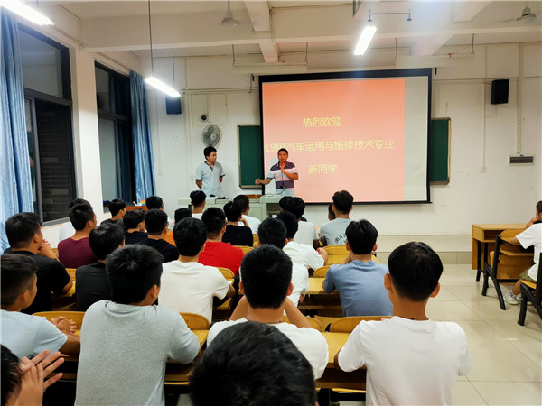 5、邓汝奎老师为汽车运用与维修技术专业心声作专业介绍.jpg