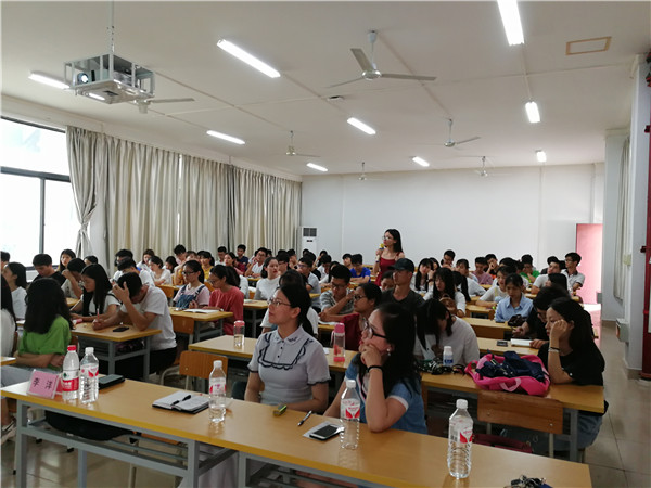 2.同学们踊跃提问_副本.jpg