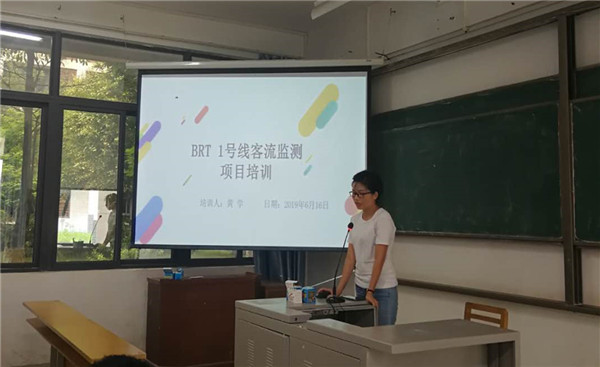 2.校外指导老师进行项目介绍和培训_副本.jpg