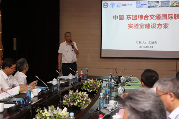 5、南宁学院副校长文旭光汇报实验室建设方案.jpg