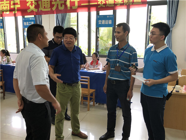 2、覃存民副书记率学工处一行到交通学院迎新大本营指导工作.jpg
