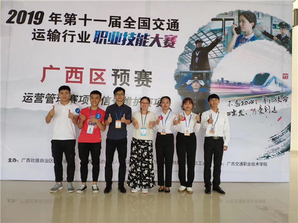 6、指导老师与学生团队合影.jpg