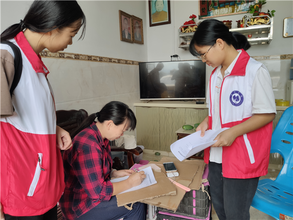 7、实践团成员深入农户家开展调查.png
