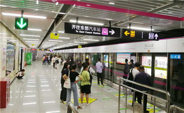 图4:项目组成员在昆明地铁3号线对标识进行调研.jpg
