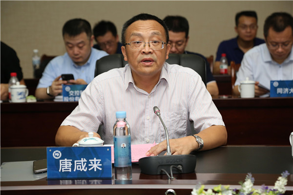 3、自治区科技厅党组成员、副厅长唐咸来主持论证会.jpg