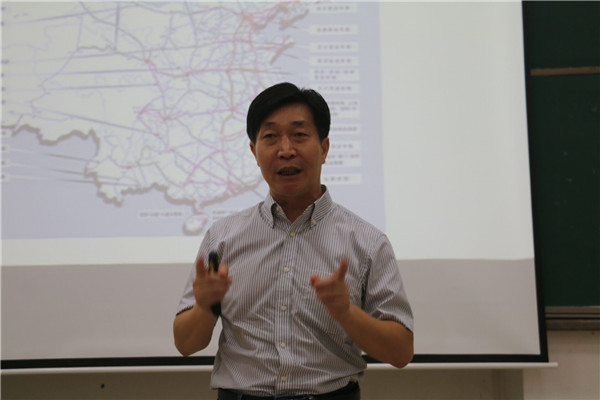 1、广西易龙大皇蜂物流科技有限公司执行总裁李捷为学生做讲座.jpg