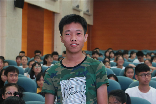 4、文副校长与新生互动.jpg